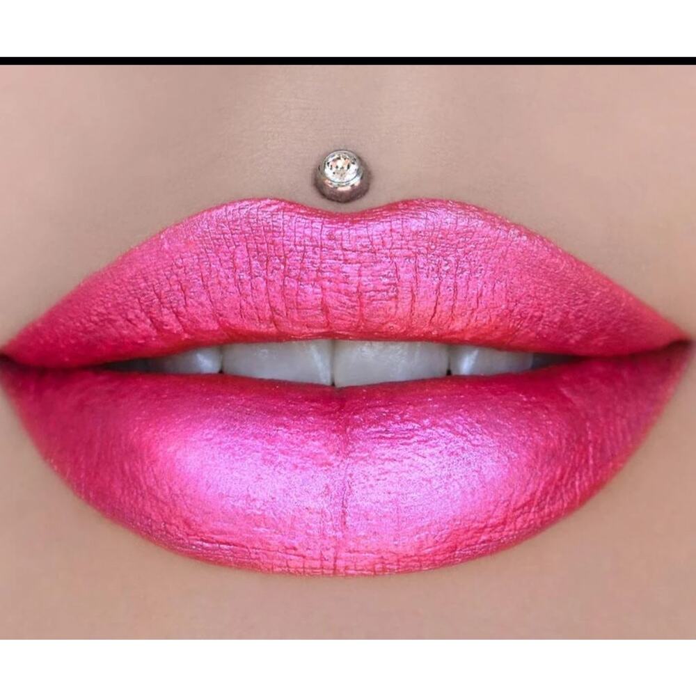 Jeffree Star Velour Liquid Lipstick in the Hot Pink box. Dreamhouse